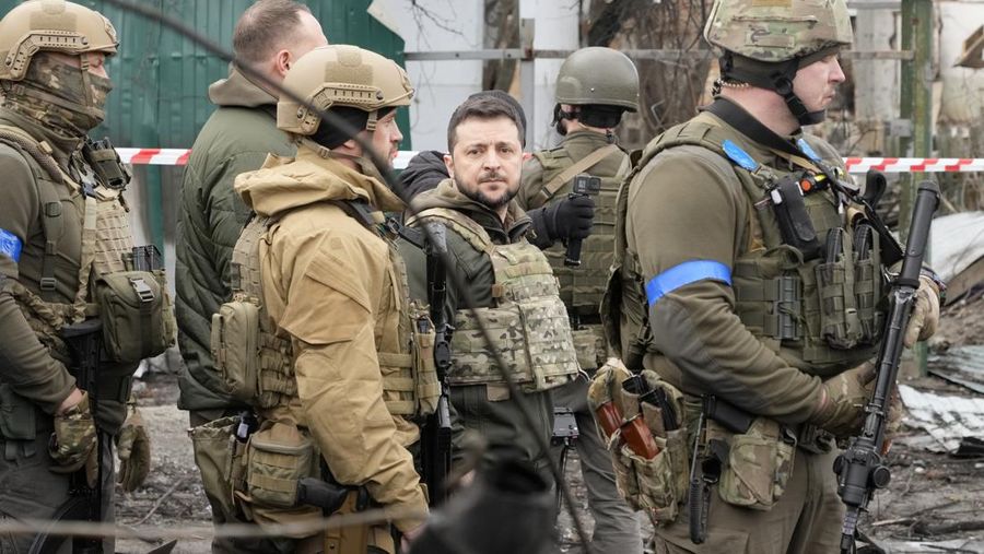 Presiden Ukraina Volodymyr Zelenskyy memeriksa lokasi pertempuran baru-baru ini di Bucha dekat dengan Kyiv, Ukraina, Senin, (4/4/2022). (AP/Efrem Lukatsky)