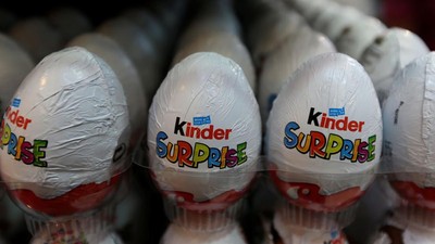 Telur coklat Kinder Surprise (REUTERS/Caren Firouz/File Photo)