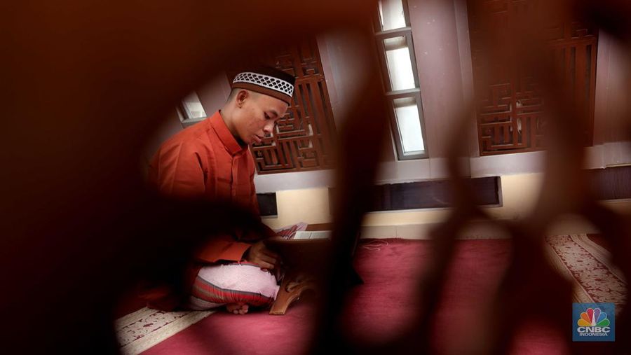 Warga beribadah di masjid Jamie Darussalam, di Jalan Kotabumi Ujung No.23, Kebon Melati, Tanah Abang, Jakarta Pusat, Selasa, (5/4/2022). (CNBC Indonesia/Muhammad Sabki)