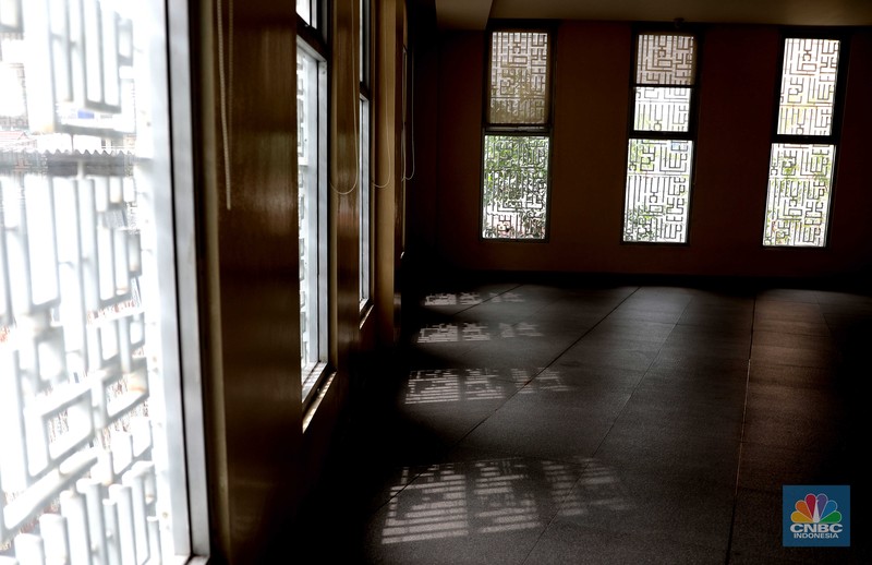 Warga beribadah di masjid Jamie Darussalam, di Jalan Kotabumi Ujung No.23, Kebon Melati, Tanah Abang, Jakarta Pusat, Selasa, (5/4/2022). (CNBC Indonesia/Muhammad Sabki)