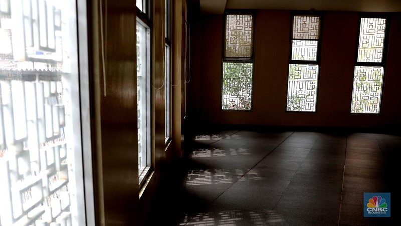 Warga beribadah di masjid Jamie Darussalam, di Jalan Kotabumi Ujung No.23, Kebon Melati, Tanah Abang, Jakarta Pusat, Selasa, (5/4/2022). (CNBC Indonesia/Muhammad Sabki)