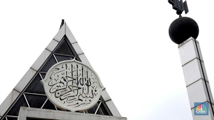 Warga beribadah di masjid Jamie Darussalam, di Jalan Kotabumi Ujung No.23, Kebon Melati, Tanah Abang, Jakarta Pusat, Selasa, (5/4/2022). (CNBC Indonesia/Muhammad Sabki)