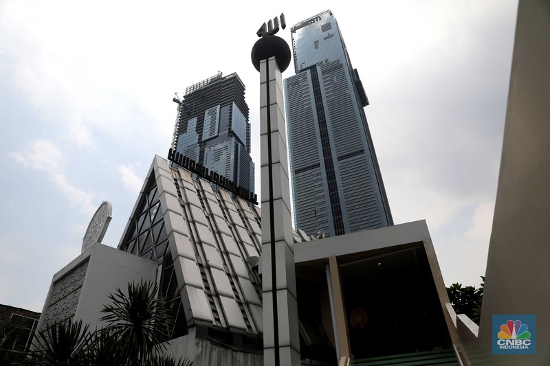 Warga beribadah di masjid Jamie Darussalam, di Jalan Kotabumi Ujung No.23, Kebon Melati, Tanah Abang, Jakarta Pusat, Selasa, (5/4/2022). (CNBC Indonesia/Muhammad Sabki)