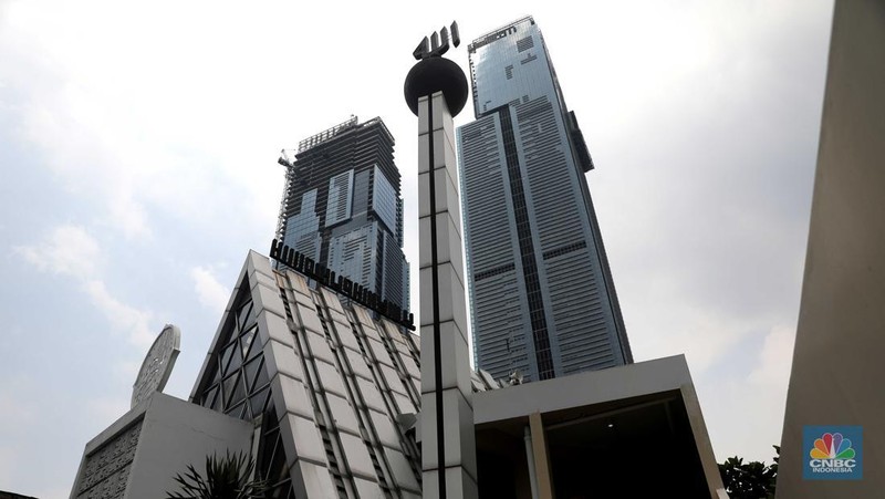 Warga beribadah di masjid Jamie Darussalam, di Jalan Kotabumi Ujung No.23, Kebon Melati, Tanah Abang, Jakarta Pusat, Selasa, (5/4/2022). (CNBC Indonesia/Muhammad Sabki)