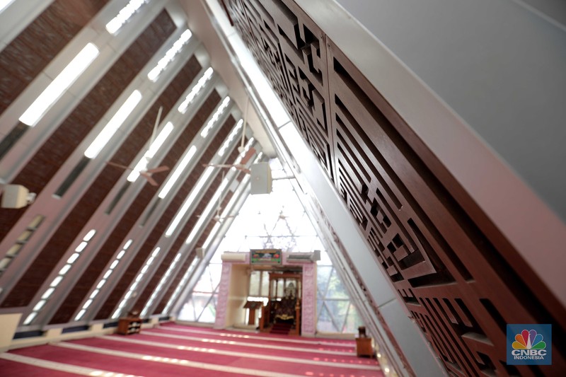 Warga beribadah di masjid Jamie Darussalam, di Jalan Kotabumi Ujung No.23, Kebon Melati, Tanah Abang, Jakarta Pusat, Selasa, (5/4/2022). (CNBC Indonesia/Muhammad Sabki)