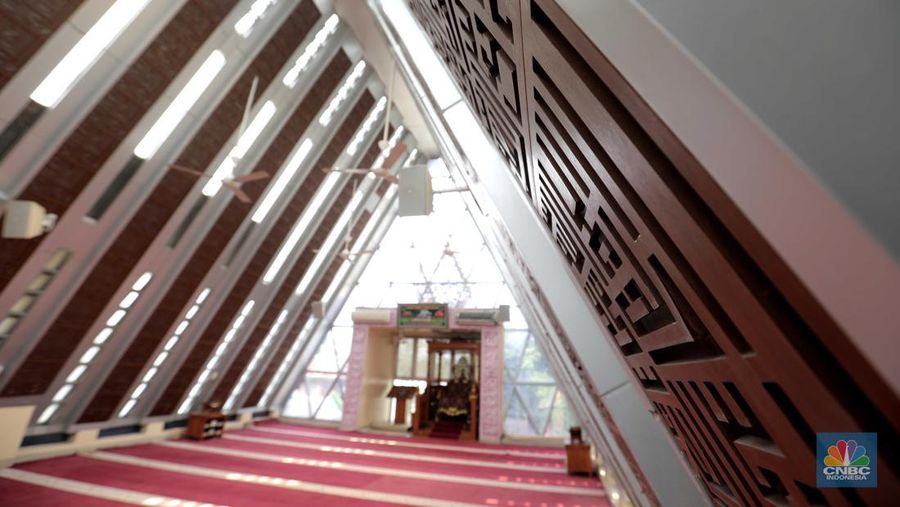 Warga beribadah di masjid Jamie Darussalam, di Jalan Kotabumi Ujung No.23, Kebon Melati, Tanah Abang, Jakarta Pusat, Selasa, (5/4/2022). (CNBC Indonesia/Muhammad Sabki)