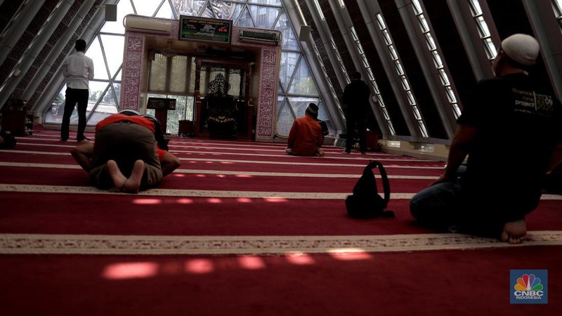 Warga beribadah di masjid Jamie Darussalam, di Jalan Kotabumi Ujung No.23, Kebon Melati, Tanah Abang, Jakarta Pusat, Selasa, (5/4/2022). (CNBC Indonesia/Muhammad Sabki)