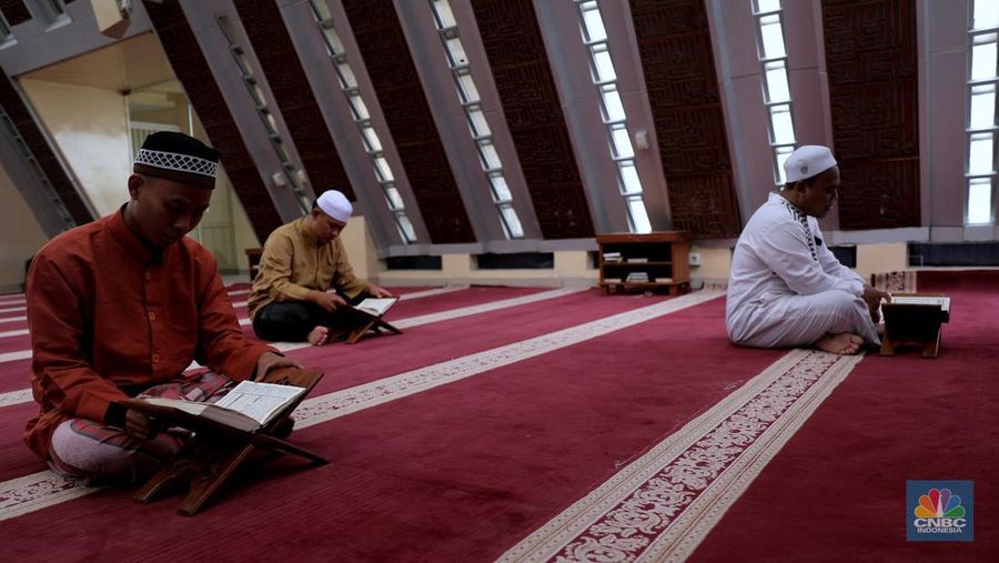 Warga beribadah di masjid Jamie Darussalam, di Jalan Kotabumi Ujung No.23, Kebon Melati, Tanah Abang, Jakarta Pusat, Selasa, (5/4/2022). (CNBC Indonesia/Muhammad Sabki)