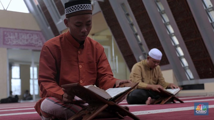 Warga beribadah di masjid Jamie Darussalam, di Jalan Kotabumi Ujung No.23, Kebon Melati, Tanah Abang, Jakarta Pusat, Selasa, (5/4/2022). (CNBC Indonesia/Muhammad Sabki) Warga beribadah di masjid Jamie Darussalam, di Jalan Kotabumi Ujung No.23, Kebon Melati, Tanah Abang, Jakarta Pusat, Selasa, (5/4/2022). (CNBC Indonesia/Muhammad Sabki)
