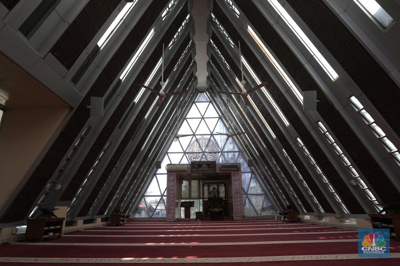 Warga beribadah di masjid Jamie Darussalam, di Jalan Kotabumi Ujung No.23, Kebon Melati, Tanah Abang, Jakarta Pusat, Selasa, (5/4/2022). (CNBC Indonesia/Muhammad Sabki)