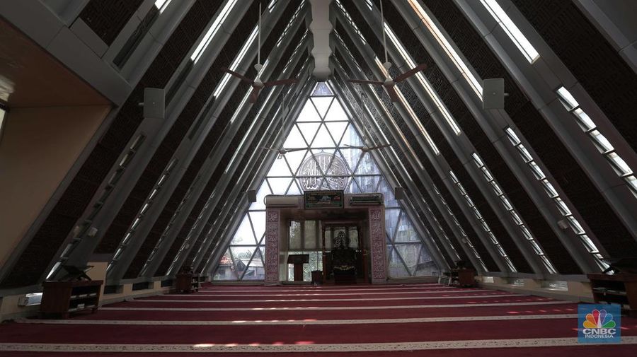 Warga beribadah di masjid Jamie Darussalam, di Jalan Kotabumi Ujung No.23, Kebon Melati, Tanah Abang, Jakarta Pusat, Selasa, (5/4/2022). (CNBC Indonesia/Muhammad Sabki)