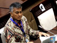 DPR Beri Kode ke Darwin Cyril Jika Gagal Jadi Ketua OJK