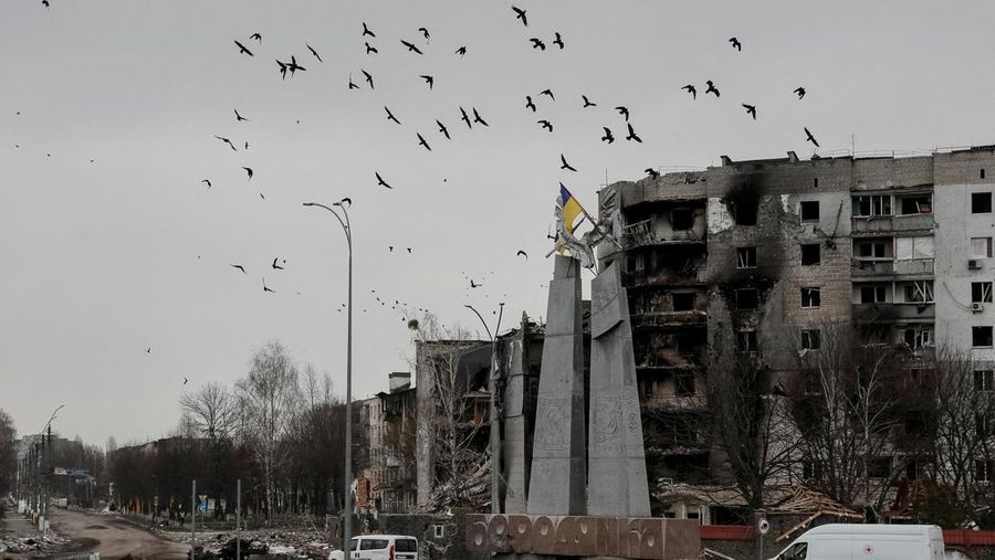 Kota Borodyan hancur setelah serangan Rusia. (REUTERS/GLEB GARANICH)