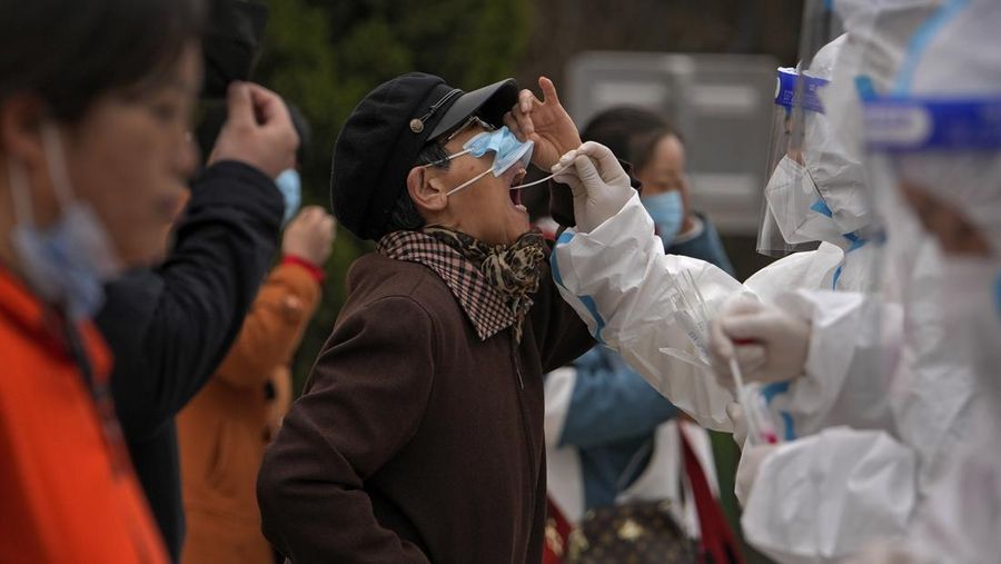 Lonjakan kasus covid-19 di China (AP/Andy Wong)