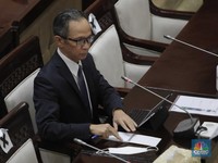 Ikut Seleksi OJK, Posisi Wamenlu Tak Penting ya Pak Mahendra?