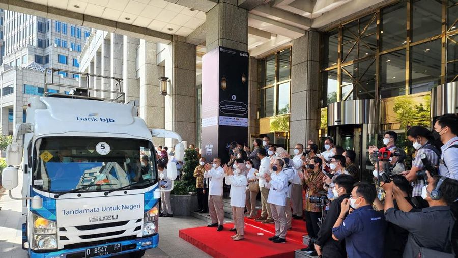 Mobil kas keliling bank bjb siap memberikan layanan penukaran uang rupiah baru.
