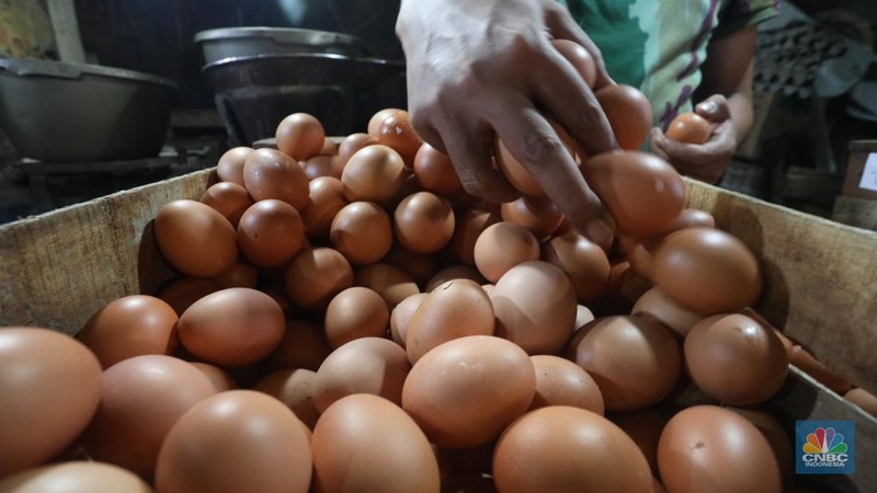 Penjual melayani pembeli daging ayam di Pasar Minggu, Rabu (6/4/2022). (CNBC Indonesia/Andrean Kristianto)