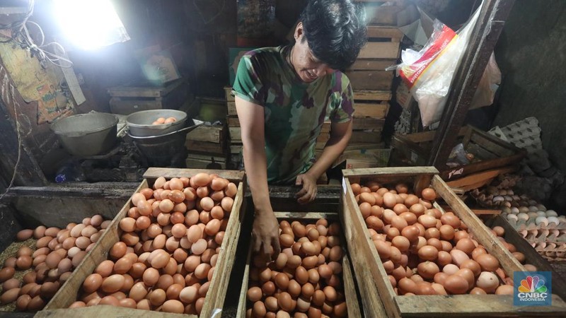 Penjual melayani pembeli daging ayam di Pasar Minggu, Rabu (6/4/2022). (CNBC Indonesia/Andrean Kristianto)