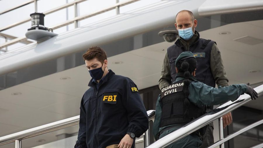 Penjaga Sipil berdiri di dekat kapal pesiar bernama Tango di Palma de Mallorca, Spanyol, Senin 4 April 2022. Agen federal AS dan Penjaga Sipil Spanyol sedang menggeledah kapal pesiar milik oligarki Rusia. (AP/Francisco Ubilla)