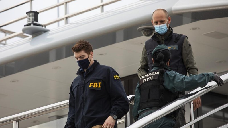 Penjaga Sipil berdiri di dekat kapal pesiar bernama Tango di Palma de Mallorca, Spanyol, Senin 4 April 2022. Agen federal AS dan Penjaga Sipil Spanyol sedang menggeledah kapal pesiar milik oligarki Rusia. (AP/Francisco Ubilla)