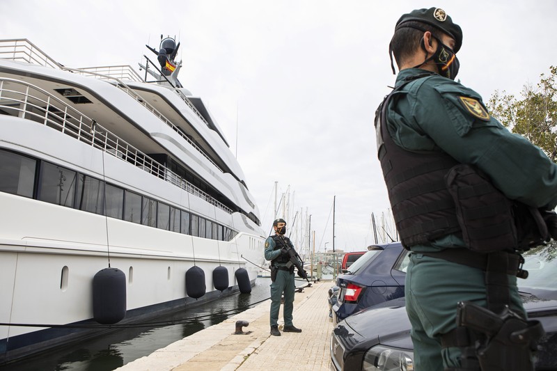Penjaga Sipil berdiri di dekat kapal pesiar bernama Tango di Palma de Mallorca, Spanyol, Senin 4 April 2022. Agen federal AS dan Penjaga Sipil Spanyol sedang menggeledah kapal pesiar milik oligarki Rusia. (AP/Francisco Ubilla) Penjaga Sipil berdiri di dekat kapal pesiar bernama Tango di Palma de Mallorca, Spanyol, Senin 4 April 2022. Agen federal AS dan Penjaga Sipil Spanyol sedang menggeledah kapal pesiar milik oligarki Rusia. (AP/Francisco Ubilla)