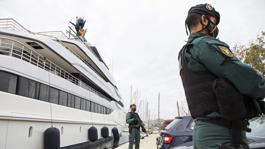 Penjaga Sipil berdiri di dekat kapal pesiar bernama Tango di Palma de Mallorca, Spanyol, Senin 4 April 2022. Agen federal AS dan Penjaga Sipil Spanyol sedang menggeledah kapal pesiar milik oligarki Rusia. (AP/Francisco Ubilla)