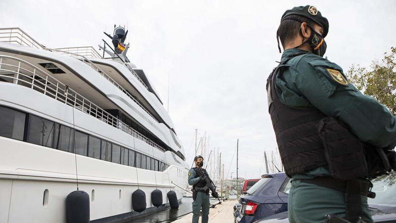 Penjaga Sipil berdiri di dekat kapal pesiar bernama Tango di Palma de Mallorca, Spanyol, Senin 4 April 2022. Agen federal AS dan Penjaga Sipil Spanyol sedang menggeledah kapal pesiar milik oligarki Rusia. (AP/Francisco Ubilla)