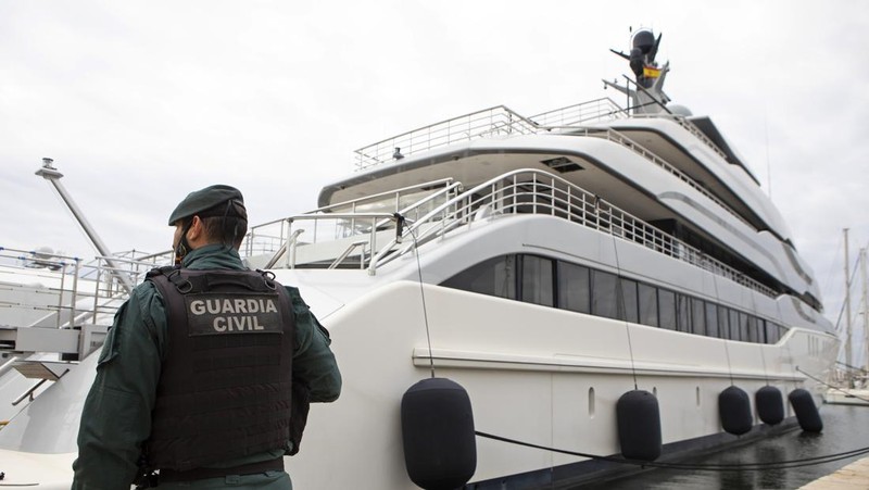 Aktivis Greenpeace hadang kapal berlogo Pertamina. (Tangkapan layar situs resmi Greenpeace)