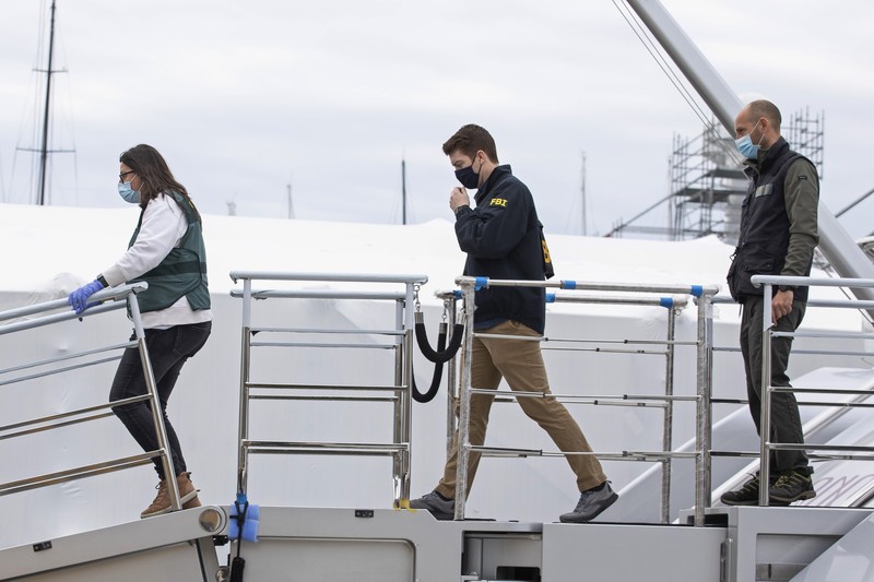 Penjaga Sipil berdiri di dekat kapal pesiar bernama Tango di Palma de Mallorca, Spanyol, Senin 4 April 2022. Agen federal AS dan Penjaga Sipil Spanyol sedang menggeledah kapal pesiar milik oligarki Rusia. (AP/Francisco Ubilla) Penjaga Sipil berdiri di dekat kapal pesiar bernama Tango di Palma de Mallorca, Spanyol, Senin 4 April 2022. Agen federal AS dan Penjaga Sipil Spanyol sedang menggeledah kapal pesiar milik oligarki Rusia. (AP/Francisco Ubilla)