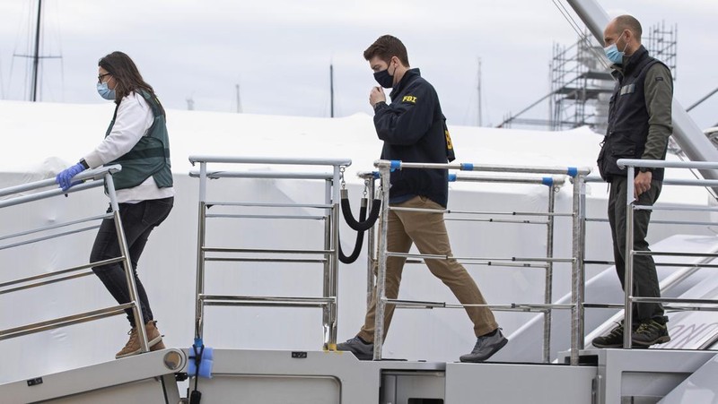 Penjaga Sipil berdiri di dekat kapal pesiar bernama Tango di Palma de Mallorca, Spanyol, Senin 4 April 2022. Agen federal AS dan Penjaga Sipil Spanyol sedang menggeledah kapal pesiar milik oligarki Rusia. (AP/Francisco Ubilla)