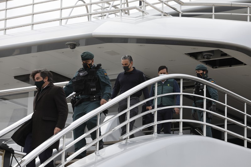 Penjaga Sipil berdiri di dekat kapal pesiar bernama Tango di Palma de Mallorca, Spanyol, Senin 4 April 2022. Agen federal AS dan Penjaga Sipil Spanyol sedang menggeledah kapal pesiar milik oligarki Rusia. (AP/Francisco Ubilla) Penjaga Sipil berdiri di dekat kapal pesiar bernama Tango di Palma de Mallorca, Spanyol, Senin 4 April 2022. Agen federal AS dan Penjaga Sipil Spanyol sedang menggeledah kapal pesiar milik oligarki Rusia. (AP/Francisco Ubilla)