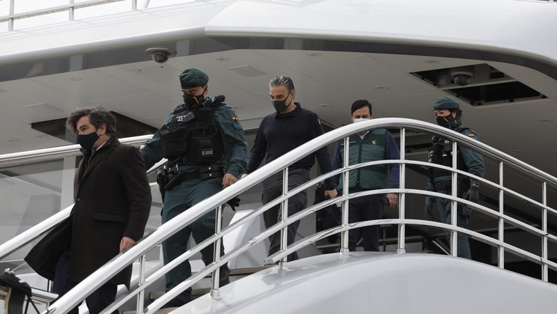Penjaga Sipil berdiri di dekat kapal pesiar bernama Tango di Palma de Mallorca, Spanyol, Senin 4 April 2022. Agen federal AS dan Penjaga Sipil Spanyol sedang menggeledah kapal pesiar milik oligarki Rusia. (AP/Francisco Ubilla)