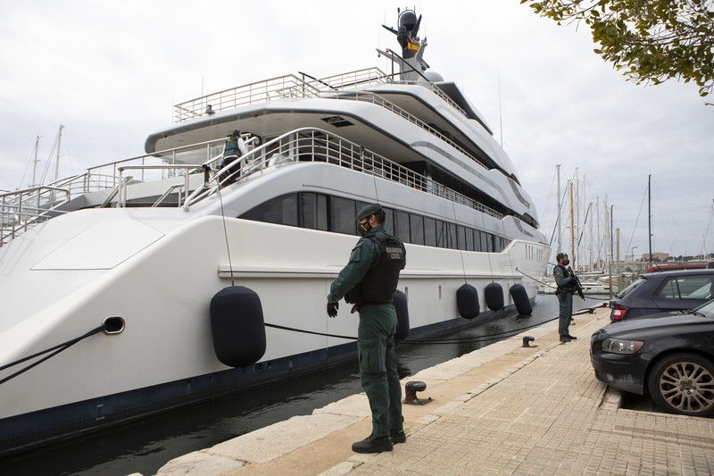 Penjaga Sipil berdiri di dekat kapal pesiar bernama Tango di Palma de Mallorca, Spanyol, Senin 4 April 2022. Agen federal AS dan Penjaga Sipil Spanyol sedang menggeledah kapal pesiar milik oligarki Rusia. (AP/Francisco Ubilla) Penjaga Sipil berdiri di dekat kapal pesiar bernama Tango di Palma de Mallorca, Spanyol, Senin 4 April 2022. Agen federal AS dan Penjaga Sipil Spanyol sedang menggeledah kapal pesiar milik oligarki Rusia. (AP/Francisco Ubilla)