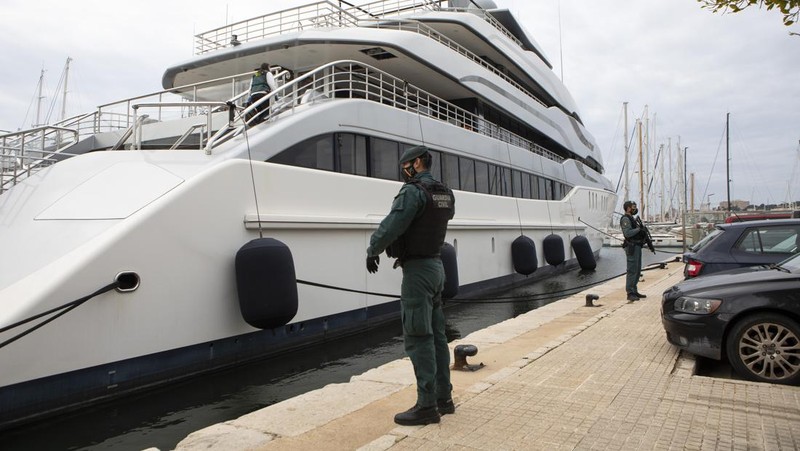 Penjaga Sipil berdiri di dekat kapal pesiar bernama Tango di Palma de Mallorca, Spanyol, Senin 4 April 2022. Agen federal AS dan Penjaga Sipil Spanyol sedang menggeledah kapal pesiar milik oligarki Rusia. (AP/Francisco Ubilla)