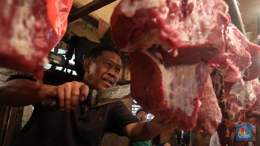 Penjual daging sapi di Pasar Minggu, Jakarta, Rabu (6/4/2022). (CNBC Indonesia/Andrean Kristianto)