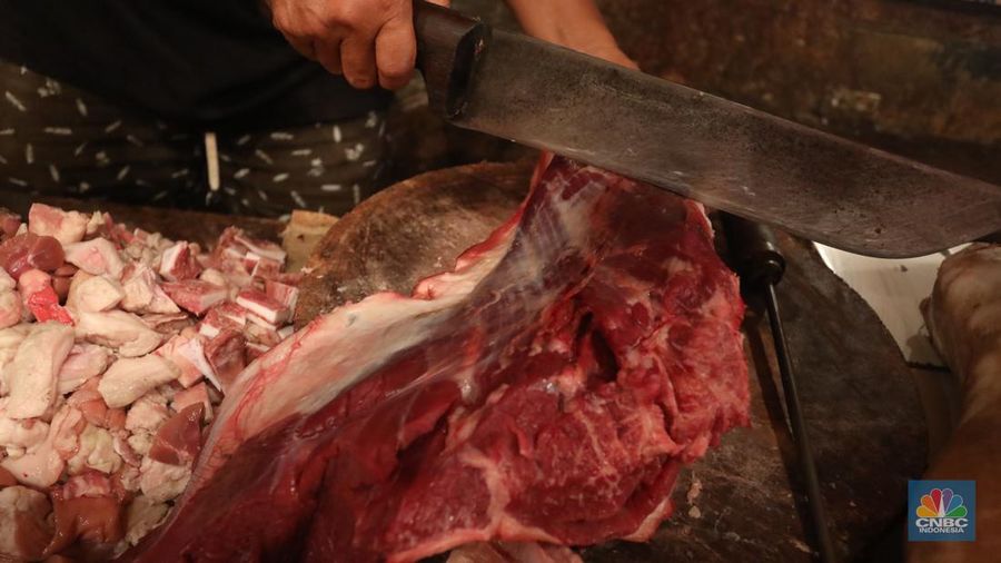 Penjual daging sapi di Pasar Minggu, Jakarta, Rabu (6/4/2022). (CNBC Indonesia/Andrean Kristianto)