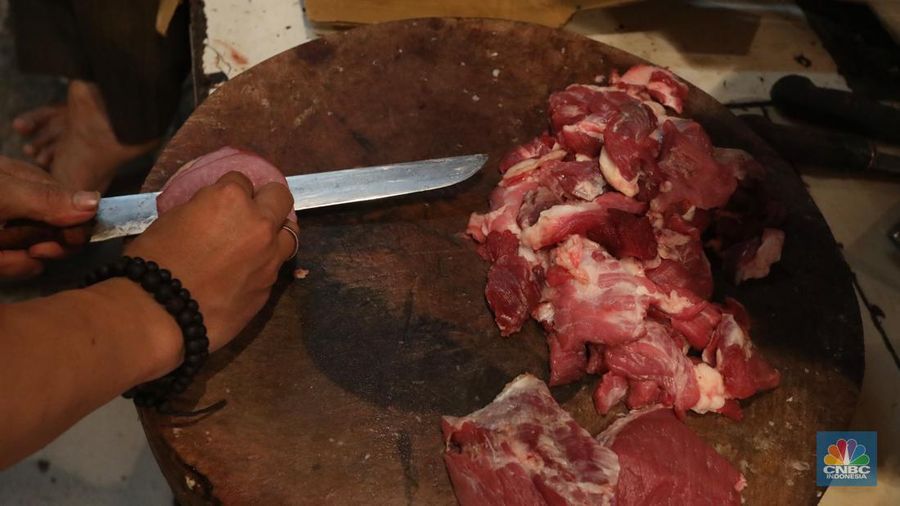 Penjual daging sapi di Pasar Minggu, Jakarta, Rabu (6/4/2022). (CNBC Indonesia/Andrean Kristianto)