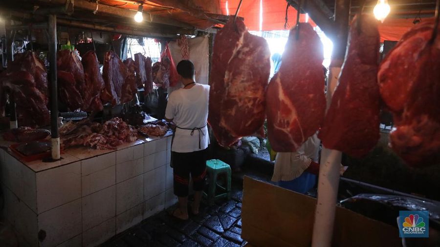 Penjual daging sapi di Pasar Minggu, Jakarta, Rabu (6/4/2022). (CNBC Indonesia/Andrean Kristianto)