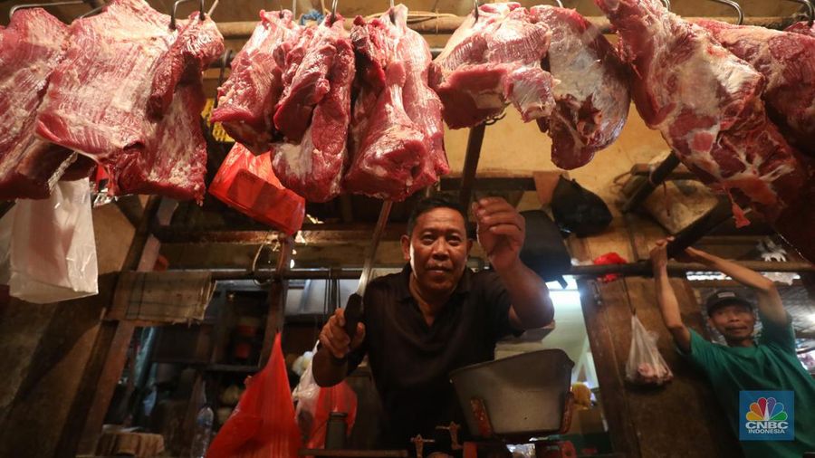 Penjual melayani pembeli daging ayam di Pasar Minggu, Rabu (6/4/2022). (CNBC Indonesia/Andrean Kristianto)