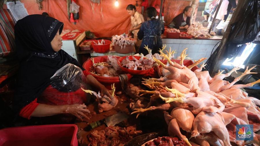 Penjual melayani pembeli daging ayam di Pasar Minggu, Rabu (6/4/2022). (CNBC Indonesia/Andrean Kristianto)