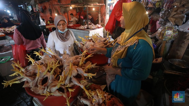 Penjual melayani pembeli daging ayam di Pasar Minggu, Rabu (6/4/2022). (CNBC Indonesia/Andrean Kristianto)
