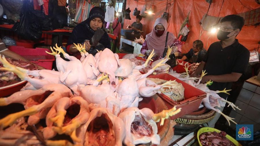 Penjual melayani pembeli daging ayam di Pasar Minggu, Rabu (6/4/2022). (CNBC Indonesia/Andrean Kristianto)