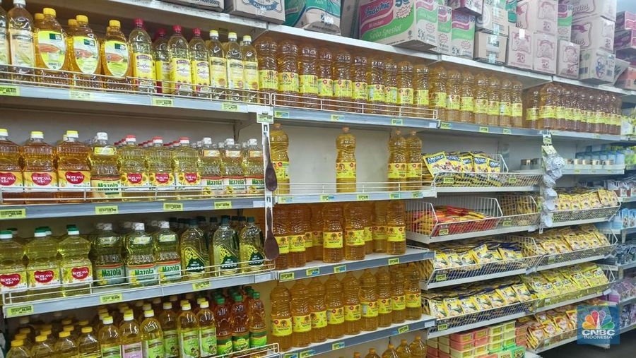 Penjualan minyak goreng kemasan di Superindo Bondongan Bogor, Rabu (6/4/2022) (CNBC Indonesia/Ferry Sandi)