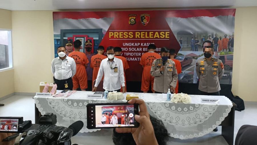 POLDA Sumsel bersma Pertamina menggelar rilis pengungkapan penyalahgunaan solar bersubsidi.
