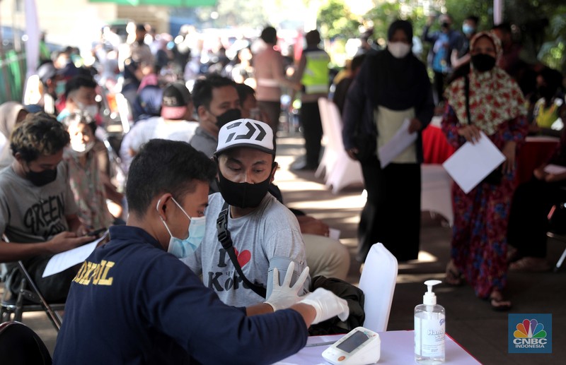 Petugas menyuntikkan vaksin Covid-19 dosis ketiga (booster) di Lobby Pasar Induk Kramat Jati, Jakarta, Rabu, 6 April 2022. (CNBC Indonesia/Muhammad Sabki) Petugas menyuntikkan vaksin Covid-19 dosis ketiga (booster) di Lobby Pasar Induk Kramat Jati, Jakarta, Rabu, 6 April 2022. (CNBC Indonesia/Muhammad Sabki)