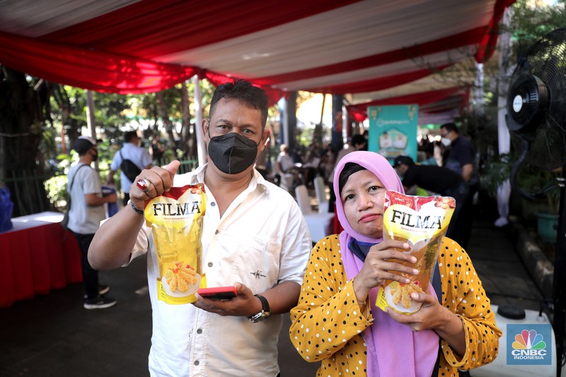 Petugas menyuntikkan vaksin Covid-19 dosis ketiga (booster) di Lobby Pasar Induk Kramat Jati, Jakarta, Rabu, 6 April 2022. (CNBC Indonesia/Muhammad Sabki) Petugas menyuntikkan vaksin Covid-19 dosis ketiga (booster) di Lobby Pasar Induk Kramat Jati, Jakarta, Rabu, 6 April 2022. (CNBC Indonesia/Muhammad Sabki)