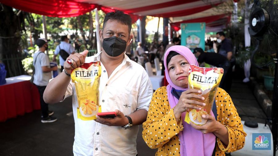 Petugas menyuntikkan vaksin Covid-19 dosis ketiga (booster) di Lobby Pasar Induk Kramat Jati, Jakarta, Rabu, 6 April 2022. (CNBC Indonesia/Muhammad Sabki)