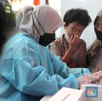 Ibu-Ibu Happy, Booster Vaksin Covid 'Bonus' Minyak Goreng