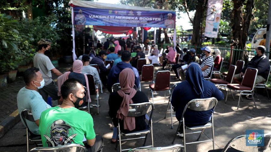 Petugas menyuntikkan vaksin Covid-19 dosis ketiga (booster) di Lobby Pasar Induk Kramat Jati, Jakarta, Rabu, 6 April 2022. (վ/Muhammad Sabki)