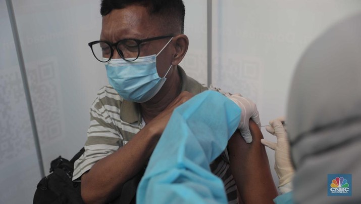 Petugas menyuntikkan vaksin Covid-19 dosis ketiga (booster) di Lobby Pasar Induk Kramat Jati, Jakarta, Rabu, 6 April 2022. (CNBC Indonesia/Muhammad Sabki) Petugas menyuntikkan vaksin Covid-19 dosis ketiga (booster) di Lobby Pasar Induk Kramat Jati, Jakarta, Rabu, 6 April 2022. (CNBC Indonesia/Muhammad Sabki)